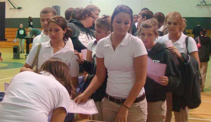 April Cayson And Other Seniors Make Prom Promise