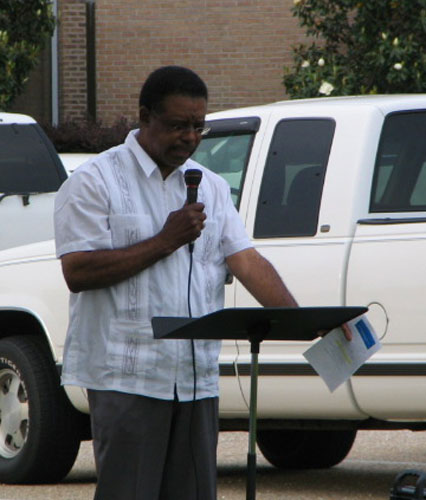 Dr. Humprey Shuford praying for education