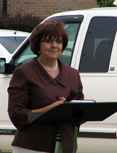 Rev. Diane Everette praying for families