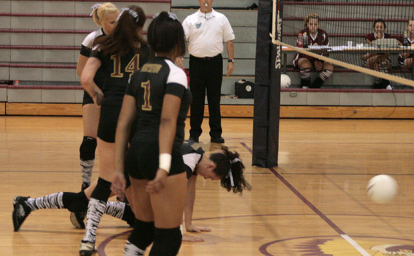 NHS-Volleyball-Catholic-26.jpg