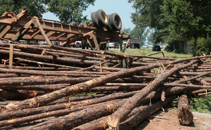 Logs-Truck-Wreck-024.jpg