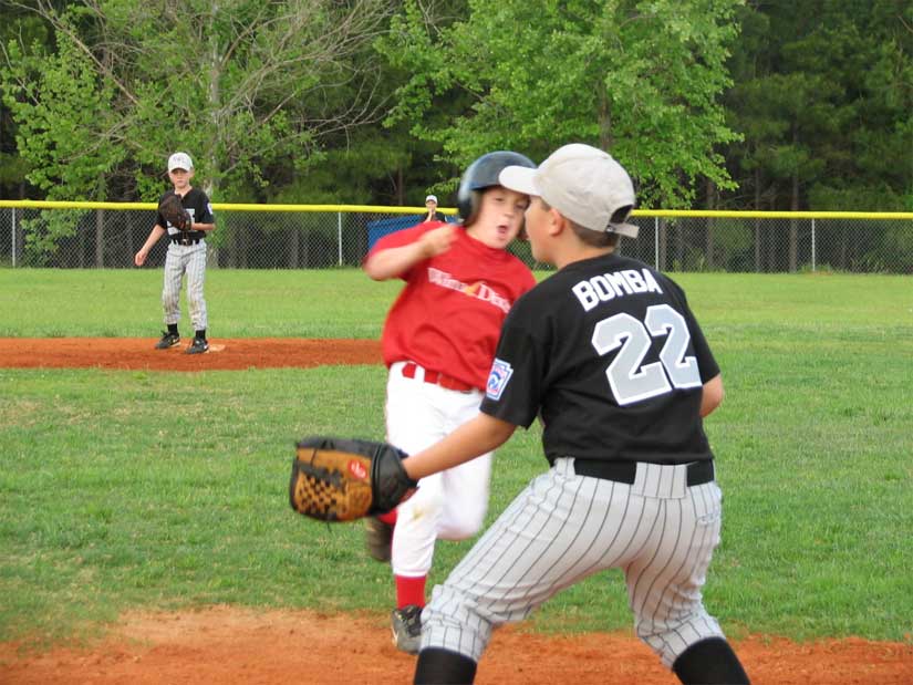 Ethan Bomba tries for the out at 3rd as Hunter Edwards covers 2nd