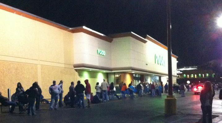 Line At Toys R Us In Pensacola (from Amy Lambeth)